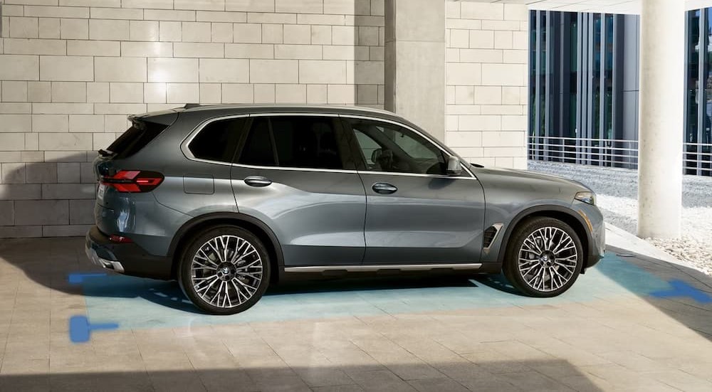 Simulated parking assistance lines are shown under a gray 2025 BMW X5.