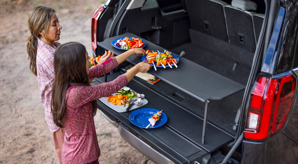 A family putting out a picnic on the Split Gate of a 2025 Ford Expedition.