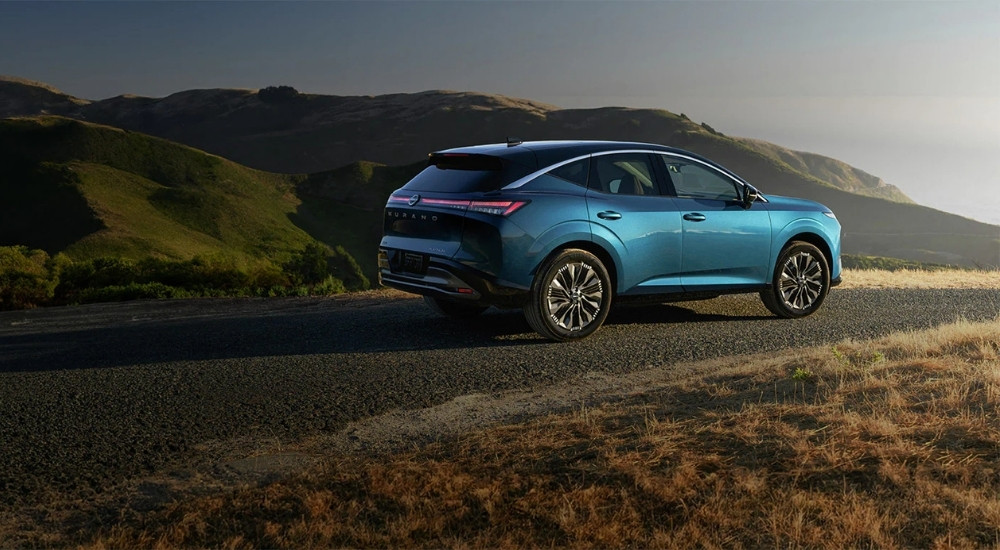 A blue 2025 Nissan Murano is shown from the side.