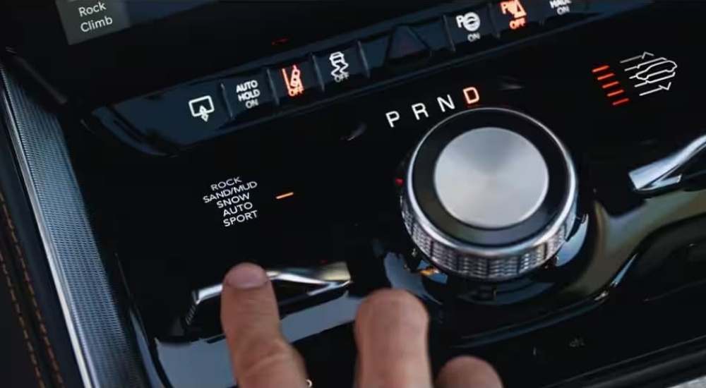 A person is shown selecting the drive mode in a 2023 Jeep Wagoneer.