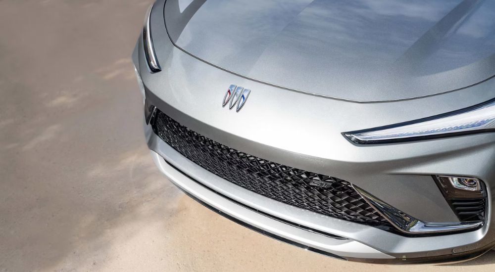 The hood and grille of a silver 2025 Buick Envista ST.